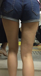 跟拍牛仔短裤少女