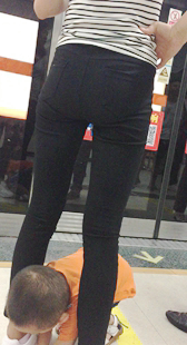 地地站紧身黑裤妈咪