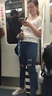 地铁紧身牛仔熟女三角特写