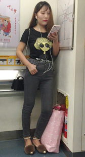 地铁包臀牛仔长发美女第一季