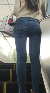 翘臀牛仔裤美女身材好