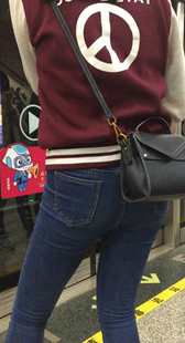 紧身牛仔紧臀少妇