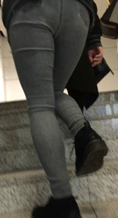 地铁丰臀灰牛仔上楼梯