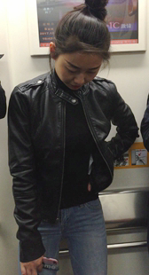 地铁紧牛仔大美女