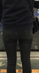 地铁黑牛仔宽臀少妇