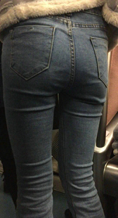 地铁紧身灰牛仔裤少妇