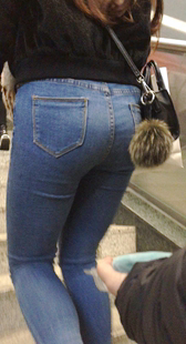 地铁跟拍包臀牛仔裤少妇