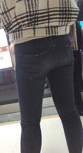 等地铁包臀紧牛仔裤