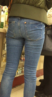 街拍紧身牛仔熟妇