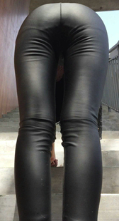 模拍小泽第二季紧身皮裤翘臀大学妹