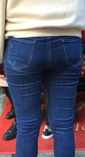 饱满包臀牛仔熟女