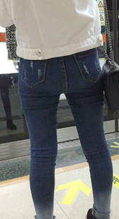 地铁包臀牛仔裤少妇开发多