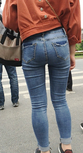 包臀深沟蓝牛少妇