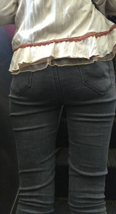 地铁紧身灰牛仔裤少女