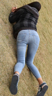 模拍小娜第十二季紧身灰牛仔长发学生妹