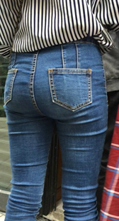 紧身牛仔裤翘臀熟女