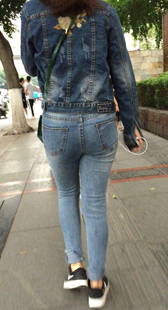 包臀紧牛仔裤少妇