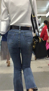 地铁S形蓝牛喇叭裤少女