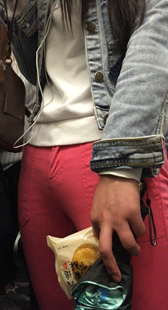 地铁红裤凸三角少妇