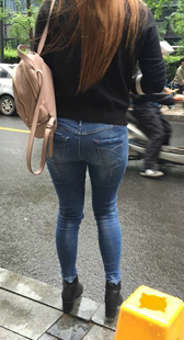街拍饱满蓝牛肥臀熟女