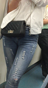 地铁紧身蓝牛金三角特写