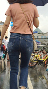 街拍蓝牛紧臀少妇身材好