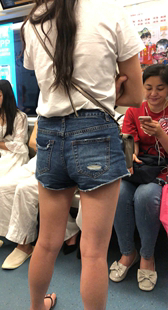 地铁宽臀牛仔短裤美腿少妇