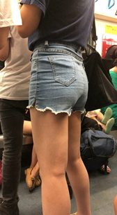 地铁紧身牛仔短裤翘臀少女
