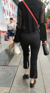 街拍黑裤少妇逛市场