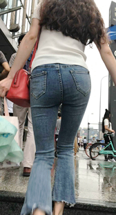 蓝牛喇叭裤大宽臀长发少妇上楼梯