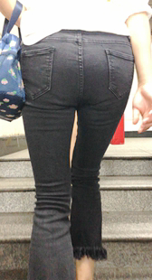 街拍黑牛仔紧内痕少妇