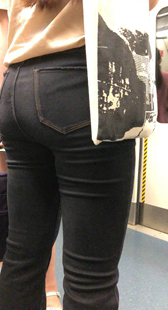 地铁紧身黑牛仔大肥臀少妇