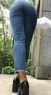 4K模拍小青第二季翘臀蓝牛黑唇长发美女