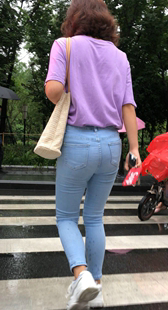 紧身牛仔翘臀小少妇