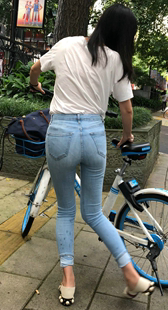 蓝牛紧臀紧内痕骚货美女