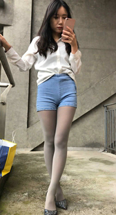 4K模拍小涵第六季高跟丝袜短裤紧臀大学妹前后特写