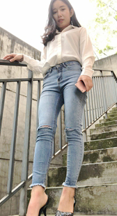 元旦献礼4K模拍小涵第十一季高跟蓝牛紧臀长发大学妹