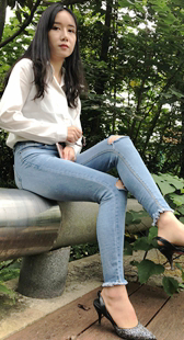 4K模拍小涵第十三季高跟蓝牛紧臀长发大学妹