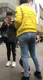 街拍紧牛翘臀妈咪