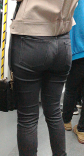 地铁站黑牛仔大丰臀少妇