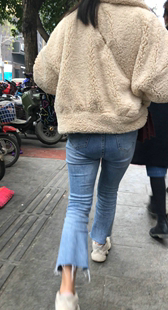 紧身牛仔裤小妹子