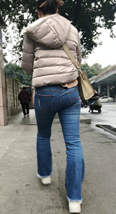 街拍蓝牛紧身成熟少妇