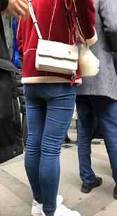 街拍蓝牛肥臀少女排队