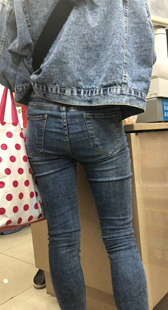商场紧身牛仔裤少妇