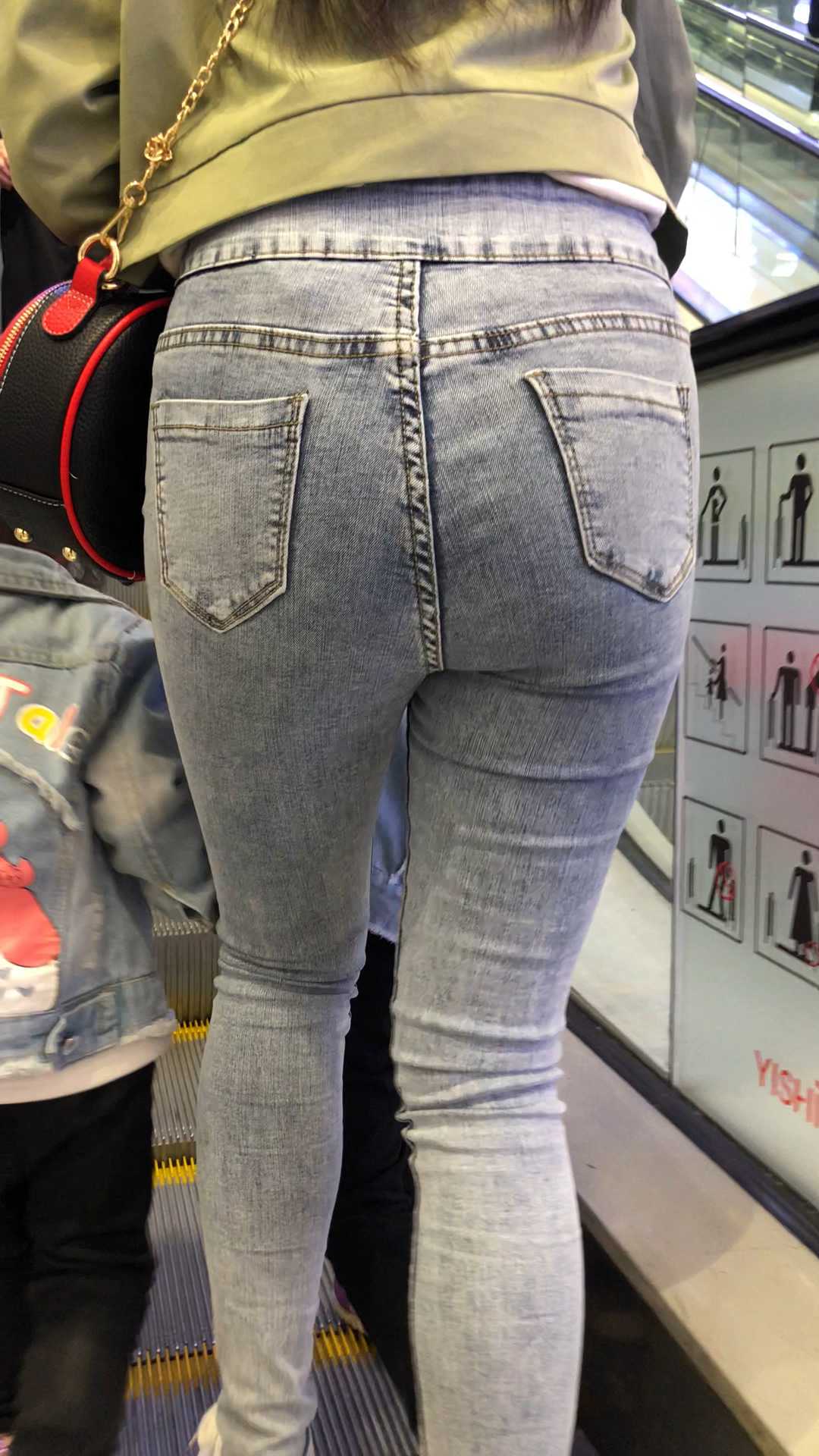 超紧包臀牛仔裤小少妇