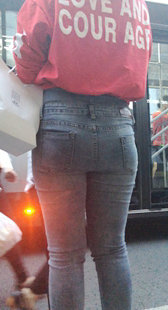 超紧灰牛仔翘臀少女等公交