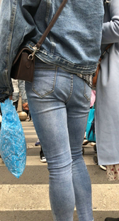 街拍牛仔裤变形少妇