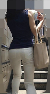 白裤秀内痕翘臀美女