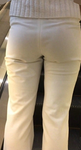 紧身白西裤翘臀妹子