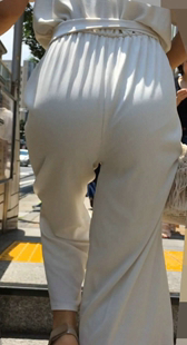 紧身白裤翘臀上楼梯